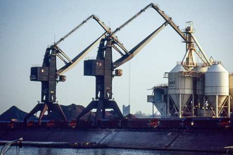 Kräne im Hafen
